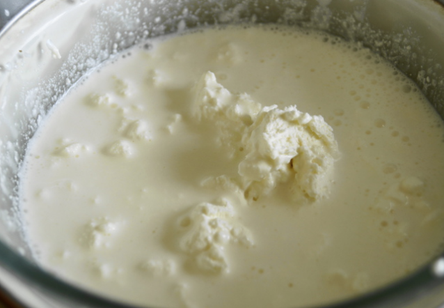 В кастрюле смешайте сливочный сыр и масло, влейте молоко. Все продукты должны быть комнатной температуры.  