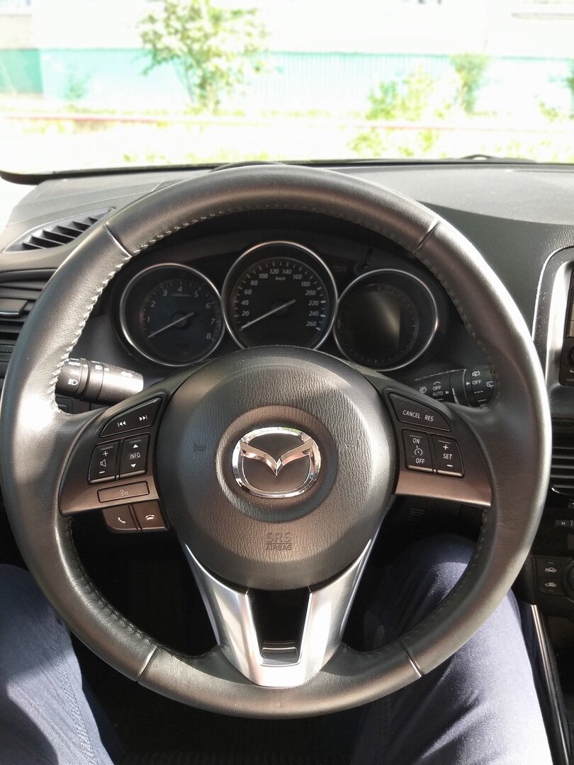 Мазда СХ-5 2014 года. Пробег 70000 км.(Состояние руля идеальное,без царапин, стертостей)