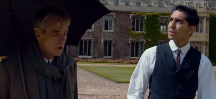 " -А зачем Вам зонт? Вы знаете то, что не знают другие?-Очевидно что нет. Ну что ты, у нас с Богом слишком разные взгляды. Дождя не будет, если я к нему готов..." Кадр из фильма "Человек, который познал бесконечность"