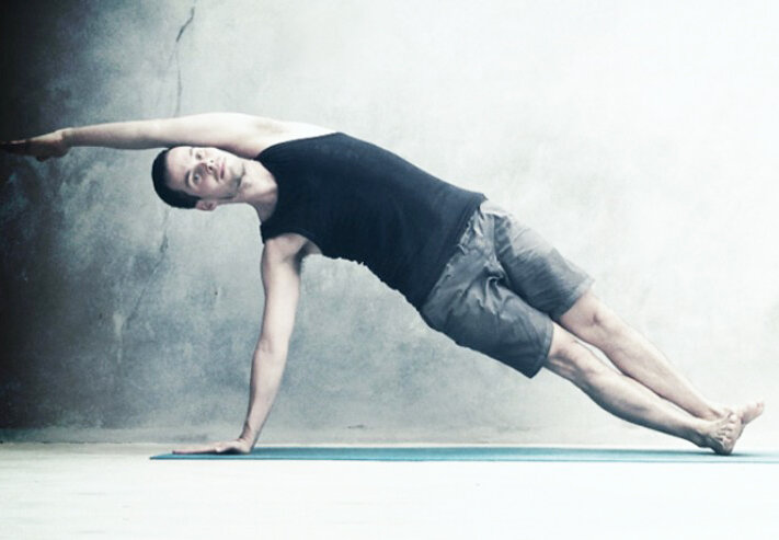 Следите за тем, чтобы ладонь или локоть были под плечевым суставом. Не наклоняйте голову вниз.