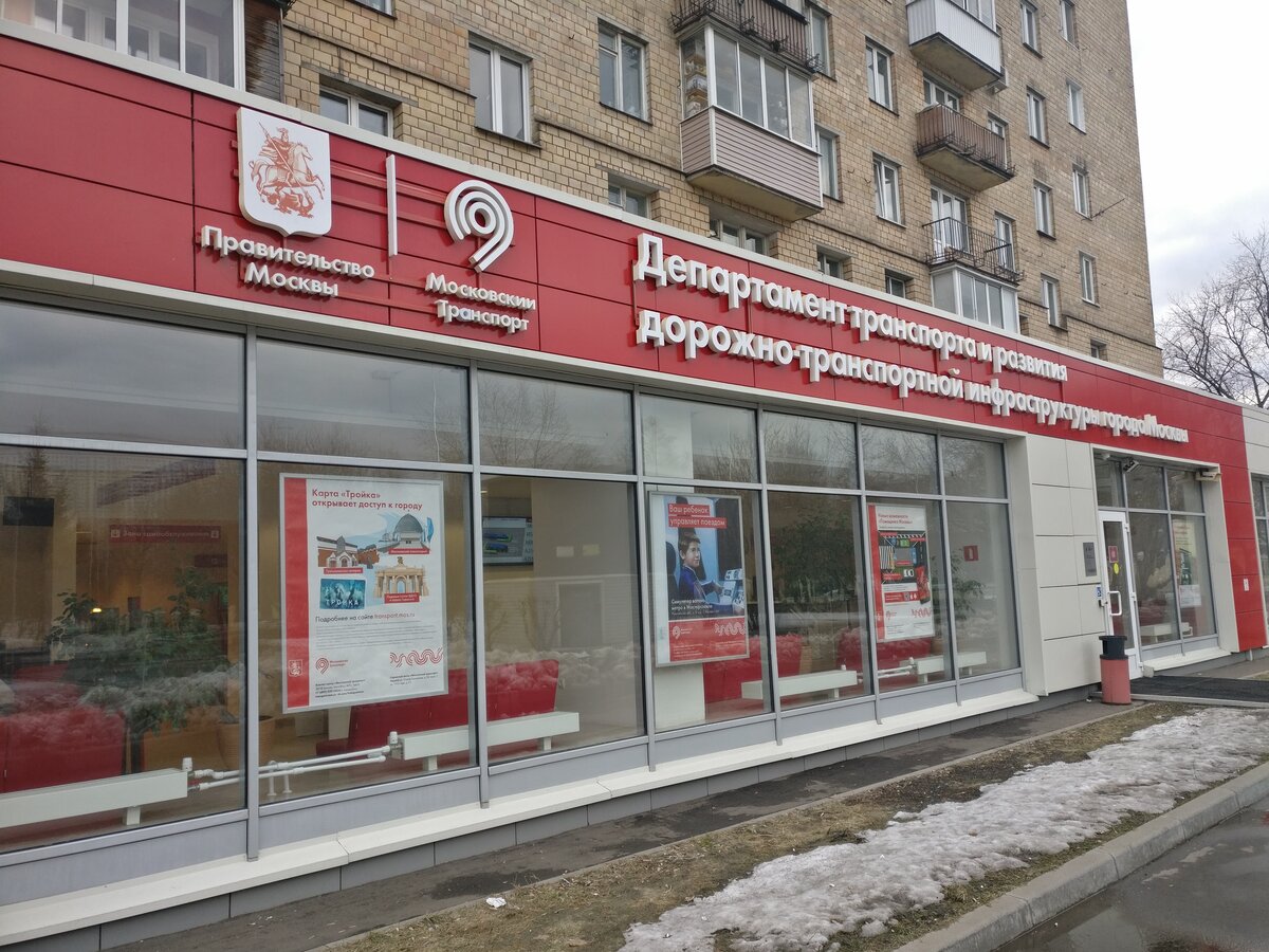 В сервисном центре работает электронная очередь, так что можно комфортно ожидать своего номера на табло