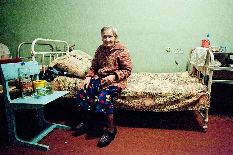 Частный дом престарелых. Дом престарелых для одиноких людей. Папа в доме престарелых. Мать в доме престарелых. Дом пенсионеров.