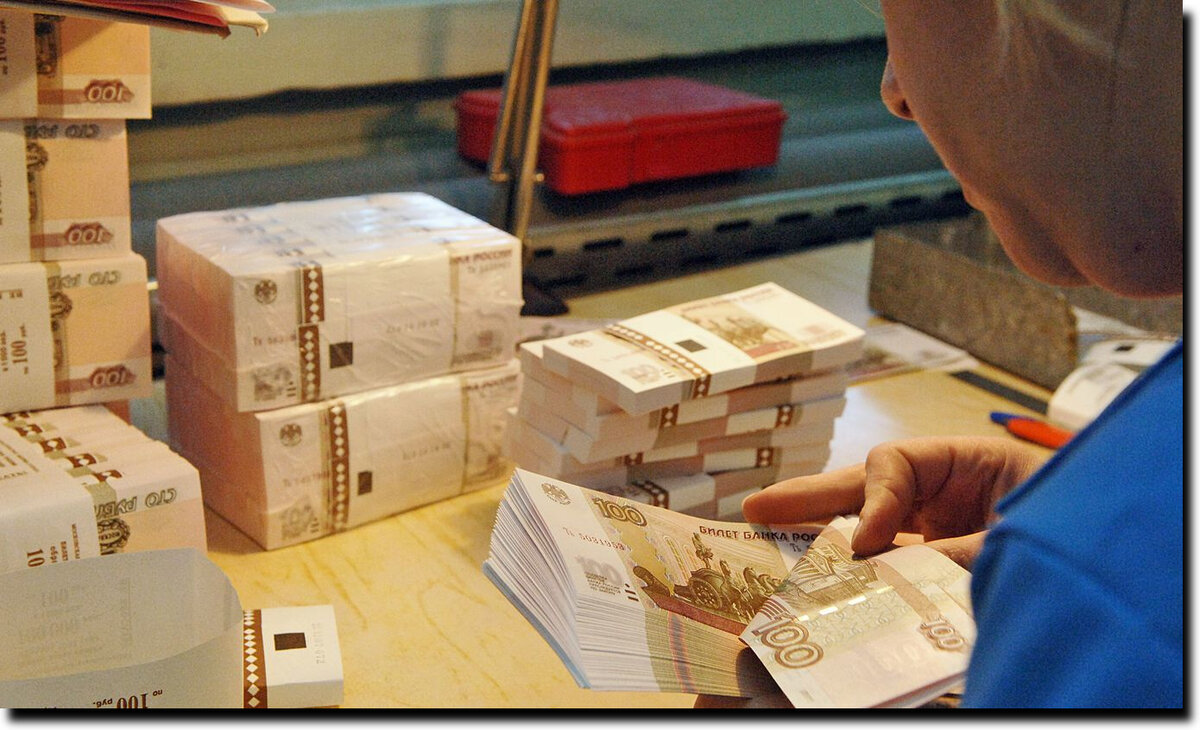 Ручная проверка 100 рублевых купюр на брак