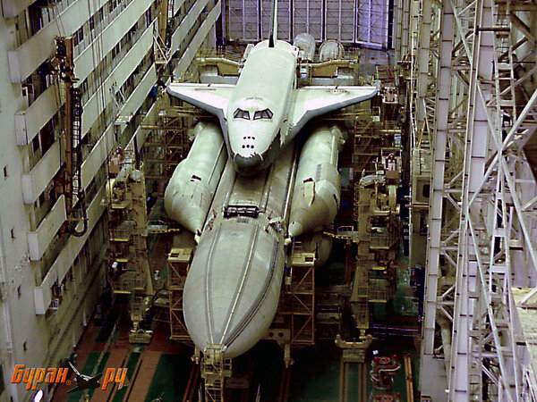 Многоразовый космический корабль «Буран» вместе с ракетоносителем «Энергия» на хранении в МИК площадки 110 за год до трагедии. Фото — Буран.ру 