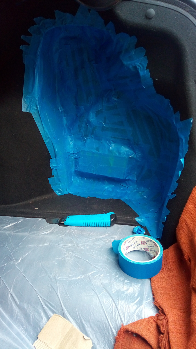 об клейка
далее бодяжим смолу примерно грамм 100 и наносим на скотч. Далее на смолу укладываем стекломат 300 и пропитываем его смолой и оставляет сохнуть. Высох он примерно за 30 минут т.к. на улице было довольно жарко. Проделываем с вторым крылом аналогичную процедуру.