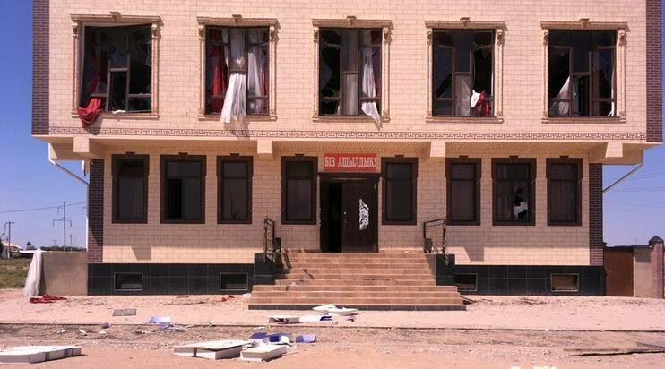  Здание с выбитыми окнами в Арыси. Фото "Ферганы"