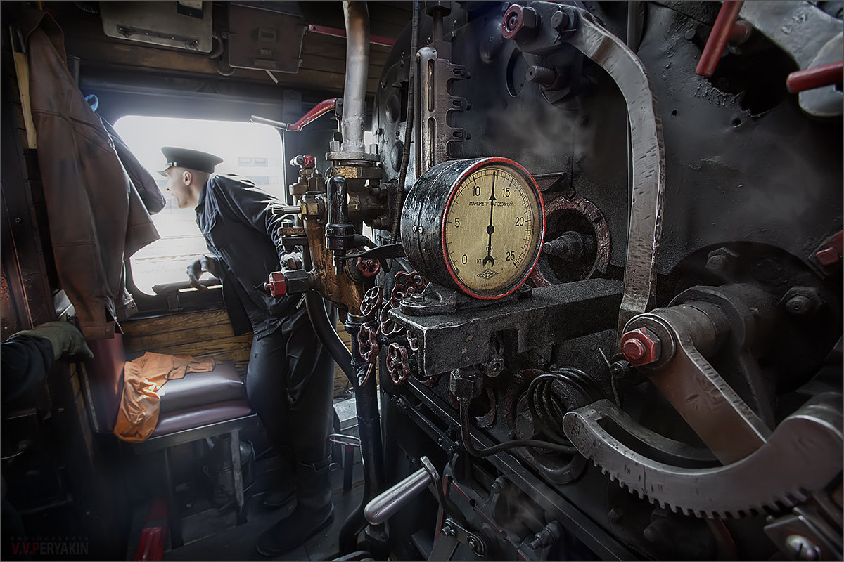 В будке локомотивной бригады на паровозе серии Э. Фото: Виктор Перякин