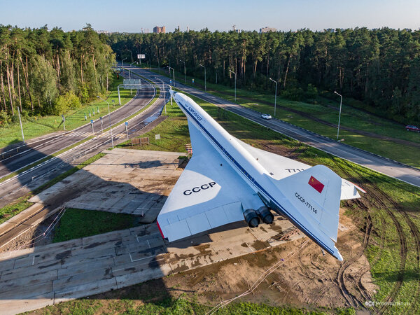 Ту-144 в Жуковском. Крылья на месте. Шасси на стойках ???