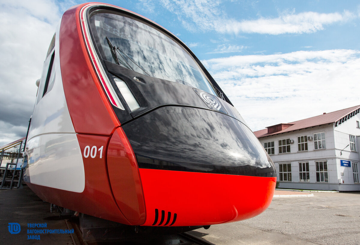 Электропоезд "Иволга" с новой маской