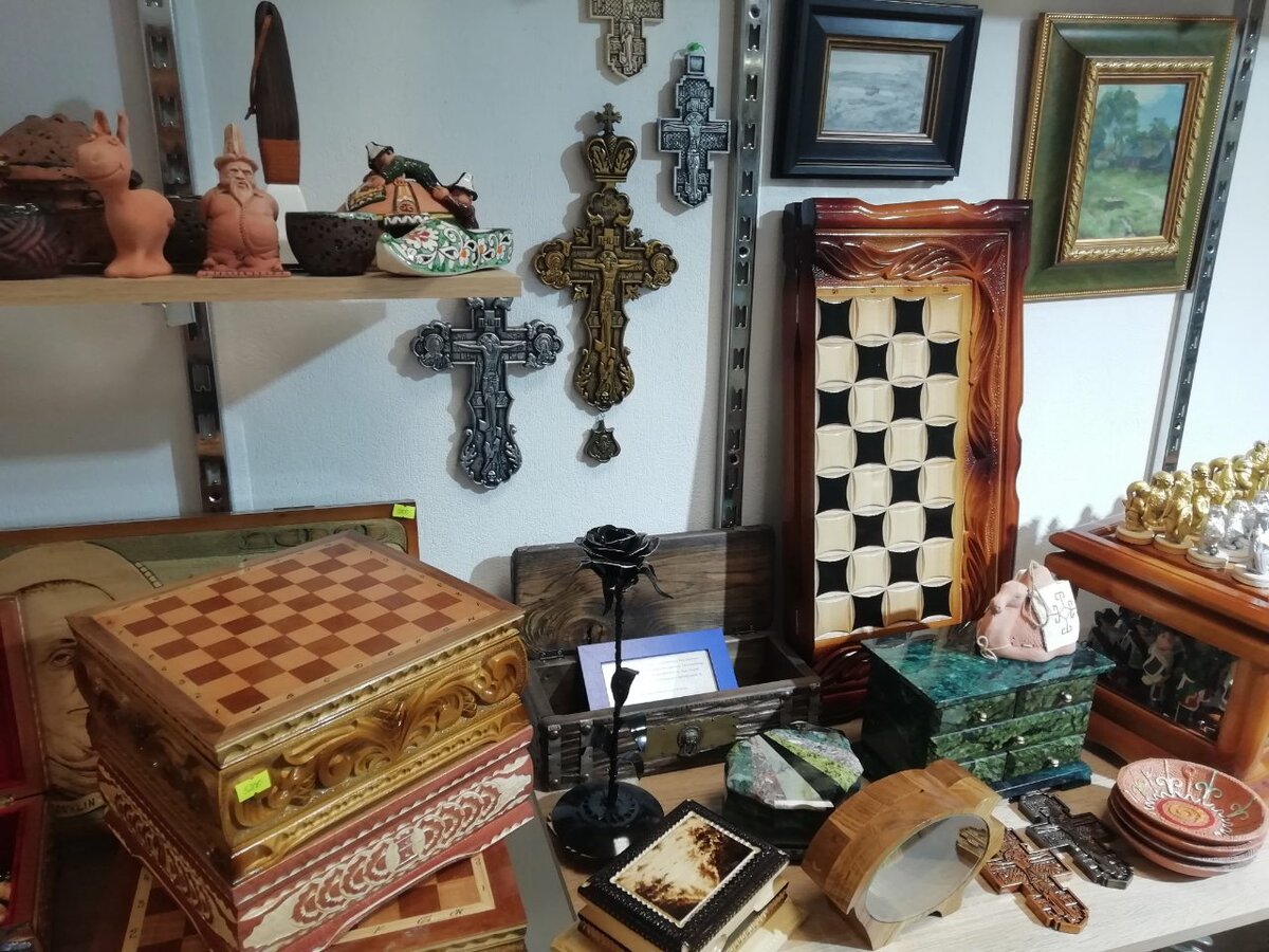 В ассортименте нашего магазине не только блатные подарки, но и много разных мелочей: шкатулки, копилки, настенные распятия, цветы из металла.