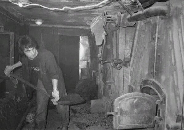 Фото из интернета. В.Цой в кочегарке. Так раньше обогревали дома.