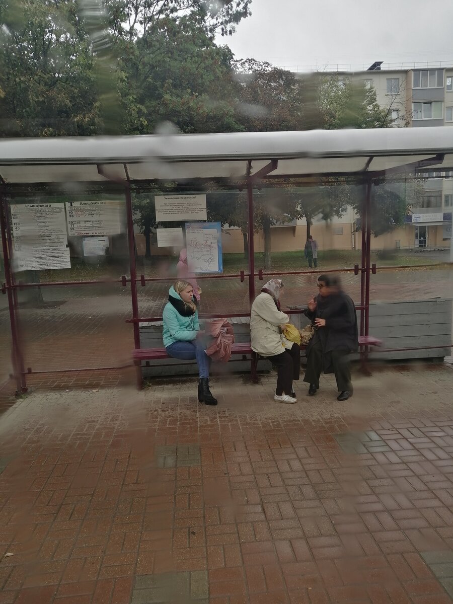 Типичная остановка спального района