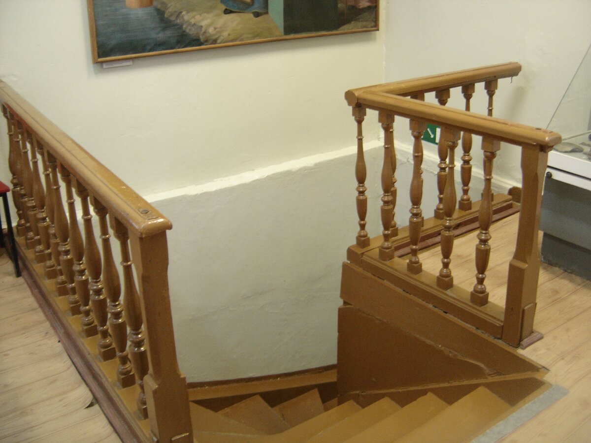 лестница в музее, по которой бродят привидения