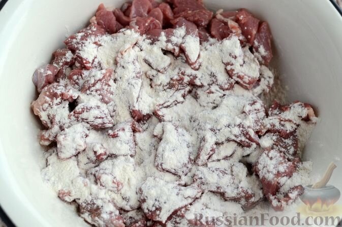 Помойте и высушите мясо. Нарежьте говядину одинаковыми небольшими брусочками поперек волокон. Обваляем кусочки в муке.