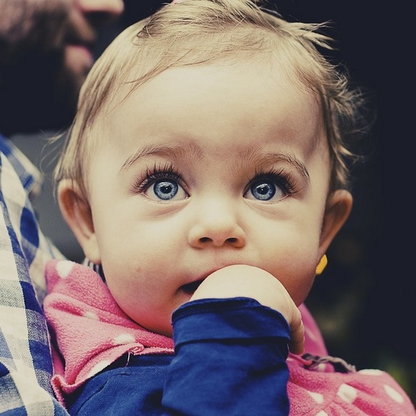 Фото от https://cdn.pixabay.com/photo/2015/09/09/20/23/baby-933097_960_720.jpg