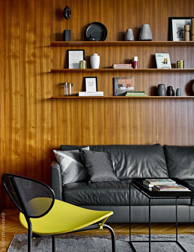 Фрагмент гостиной. Стена отделана шпоном тика. Диван, Meridiani. Стул Nagasaki по дизайну Мэтью Матего, Gubi, из Archive. Здесь и далее все аксессуары, BoConcept.