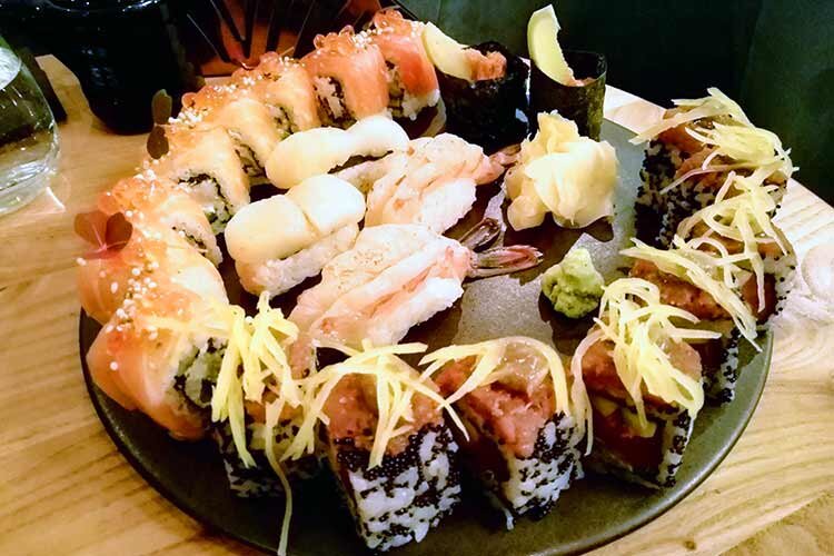 Гребешок, лангустины, ёж и оба ролла. Фото Таисии Токовой.