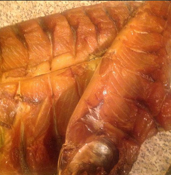 Один из лучших товаров на станции Котельниково - копченый толстолобик