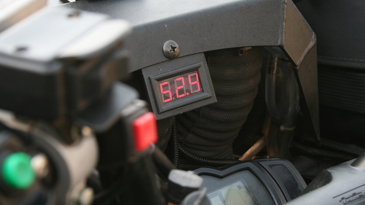 Ломанные линии панели шноркеля скрывают место сопряжения патрубков и воздуховодов.