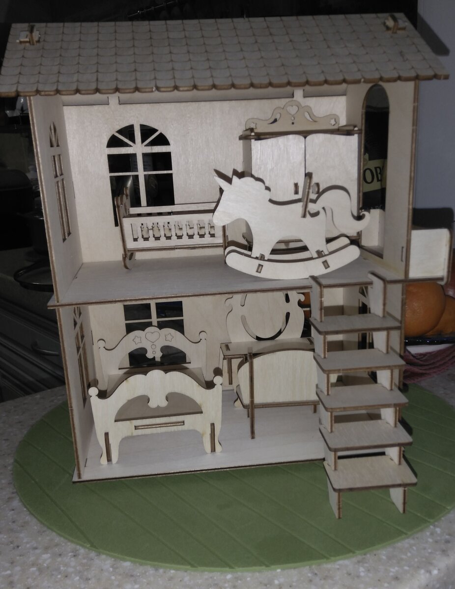 Личное фото автора. Домик для кукол до нашего вмешательства