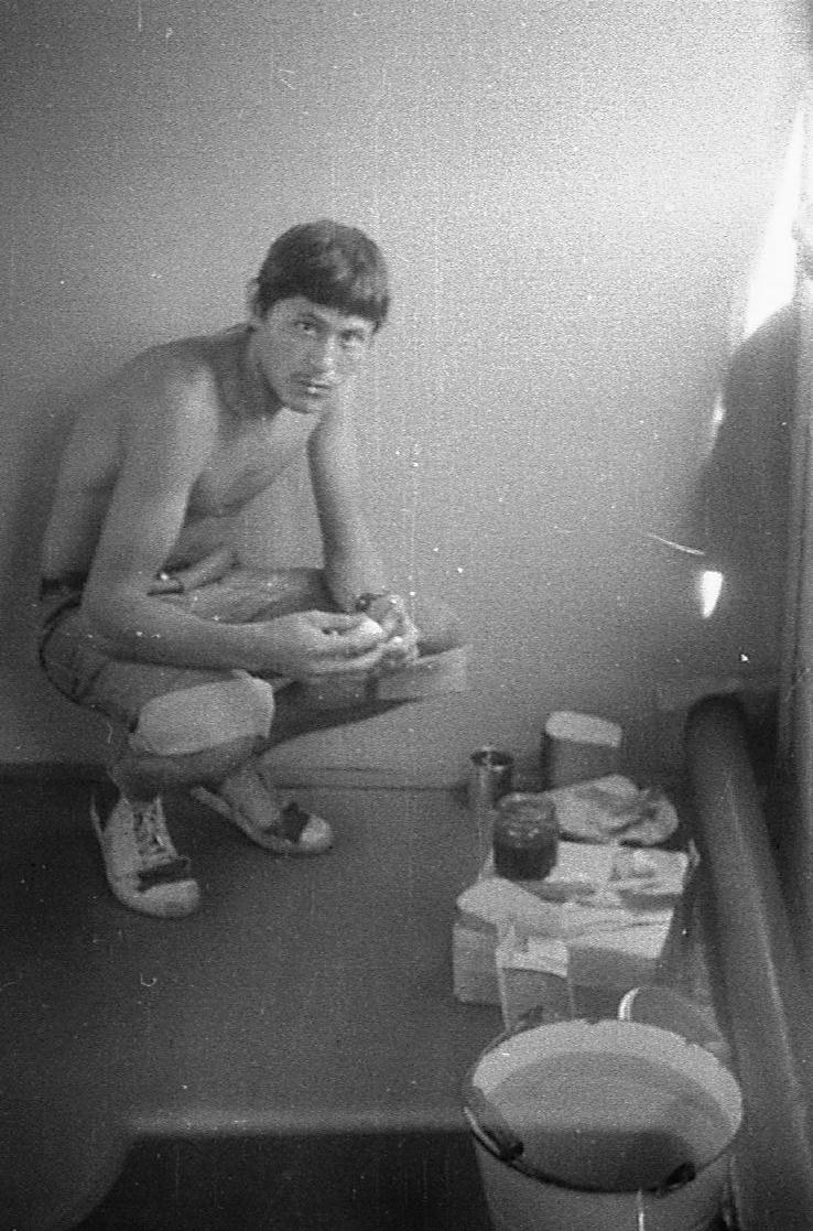 Сергей Уткин, мой однокурсник. Бессменный участник наших с ним походов к девчонкам, мой негласный вдохновитель на любовном фронте. Всю вторую половину практики мы посвятили ухаживанию за двумя подружками-неразлучницами, Леной и Любой. Сидит на корточках на нашей импровизированной кухне в ж.д. вагоне, только что приехал их Хабаровска