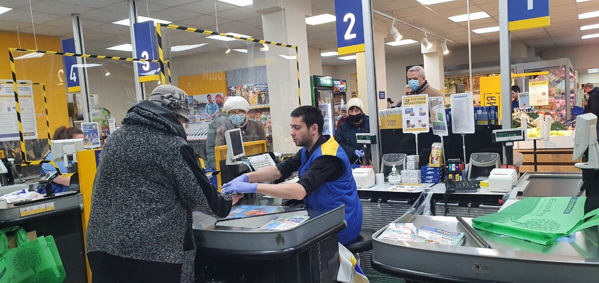 Наша лента сегодня в 10 утра. Народу полно.