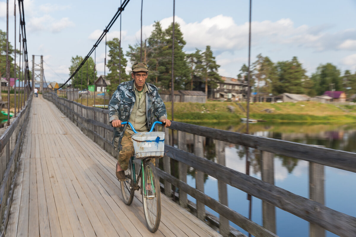 Берега реки Поча, на которых расположен поселок, соединяет подвесной мост. 