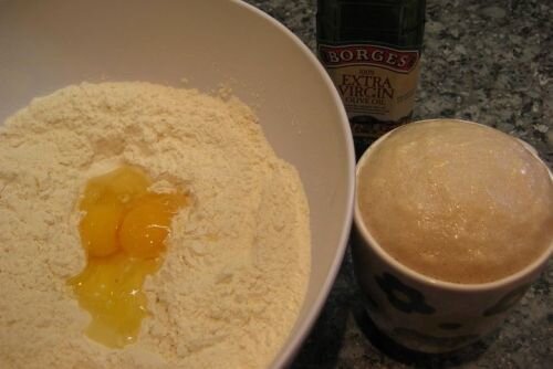     Опара готовится легко и быстро, так что времени на этом много Вы не потеряете. Нам понадобится развести дрожжи в теплой воде, добавляя в них сахар и муку. Затем все перемешать. После чего оставляем до тех пор, пока не появится пенная шапка. Примерно ждать нужно будет 15 минут.   