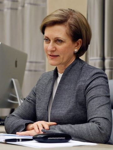 На фото тётка какая-то. P. S. Это глава Анна Попова