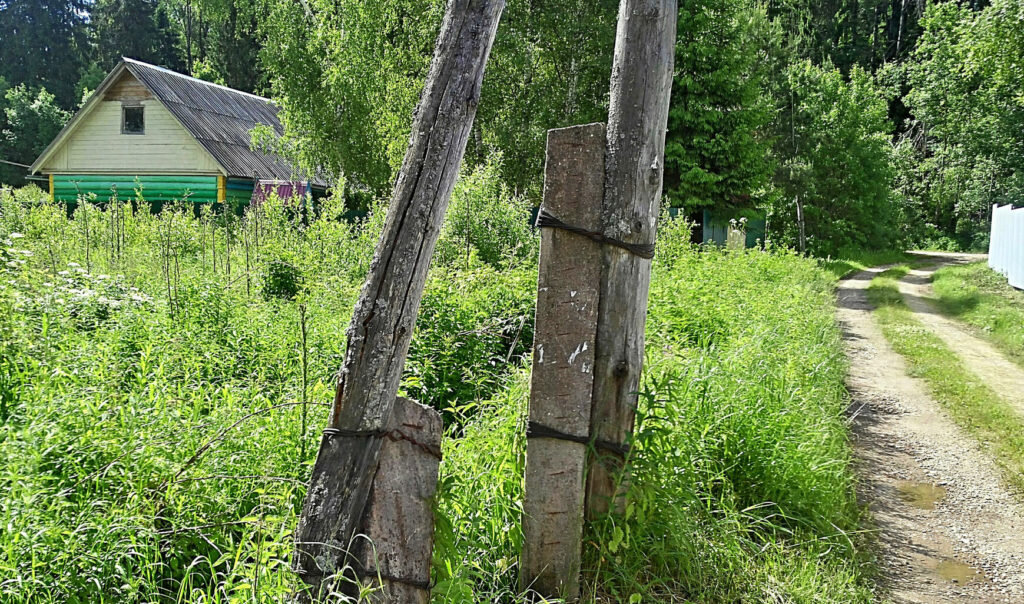 Поиск участка. Старый столб. Столбы ЛЭП В СНТ. Граничные столбы СНТ. Самый старинный на Столбовой дом.