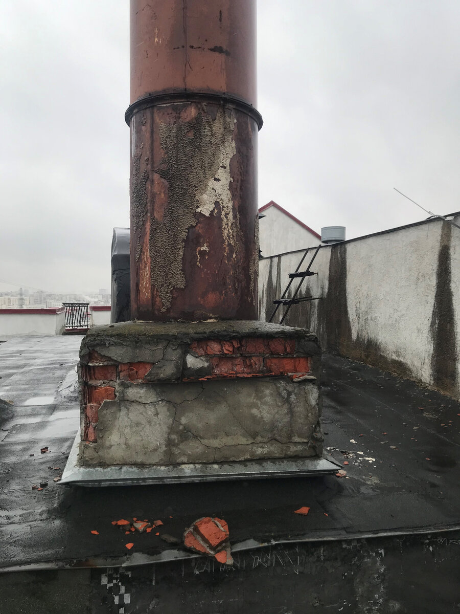 Труба факельного выброса еле держится и разрушается