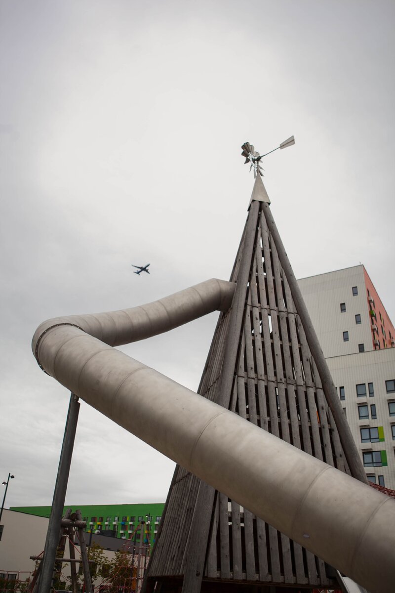 Подъём ступенчатый, не даёт упасть с большой высоты и создавать очереди.