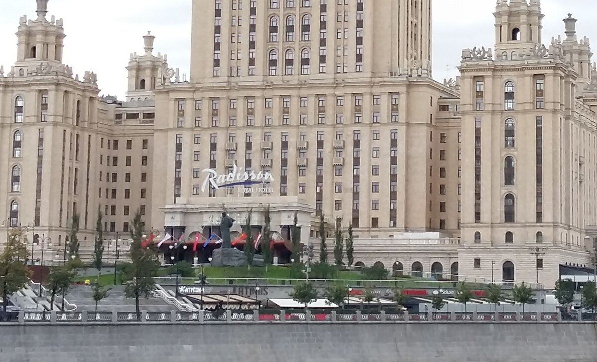 Владелец гостиницы украина в москве