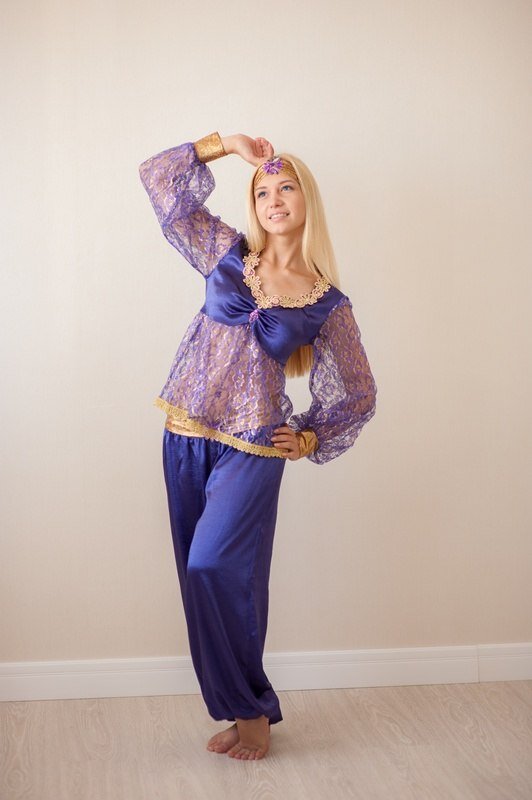 Фотосессия для соцсетей. Костюм, сшитый специально для проката.