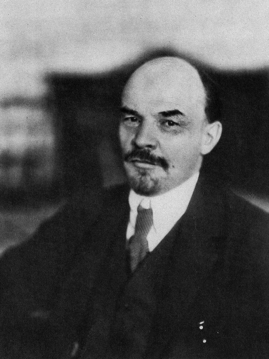 Ленин в своей статье «О значении золота теперь и после полной победы социализма» писал: «Пока же беречь надо в РСФСР золото, продавать его подороже, покупать на него товары подешевле».