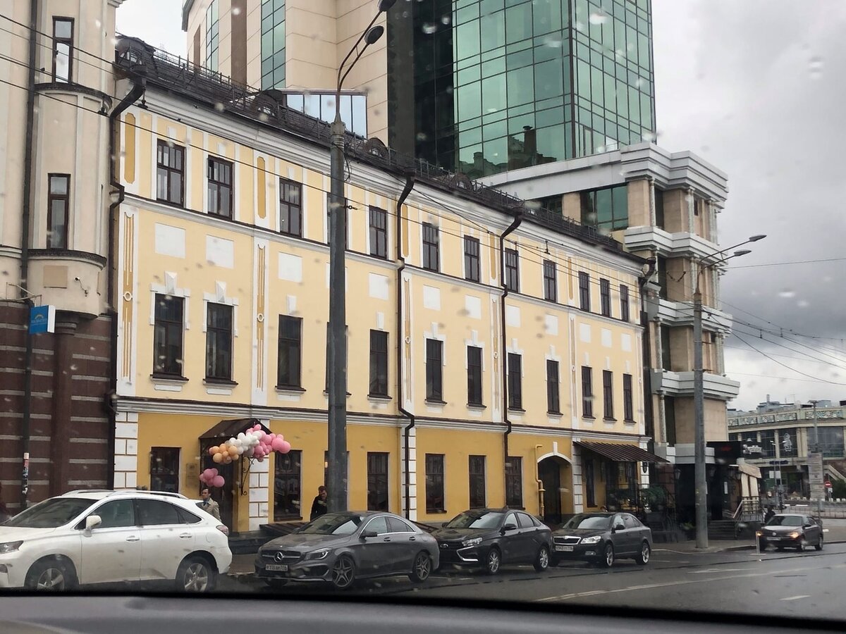 Вход в кафе через дверь с шариками