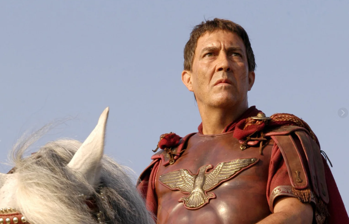 Гай Юлий Цезарь в сериале "Рим" .