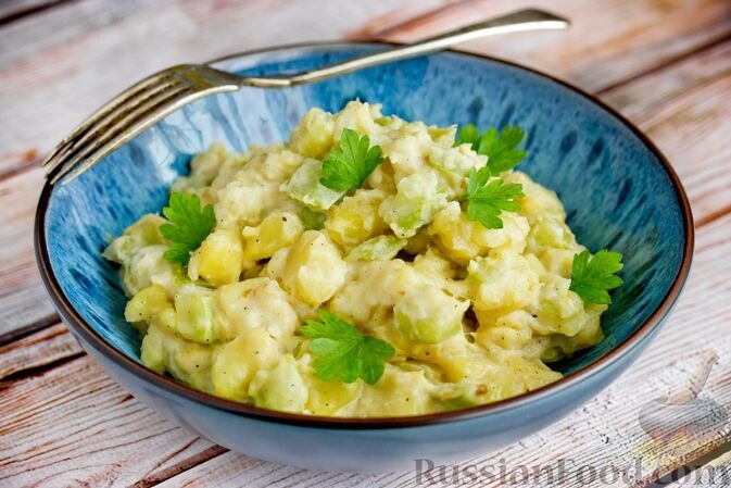 картофель, кабачки, лук репчатый, сметана, масло подсолнечное, чеснок, соль, перец чёрный молотый