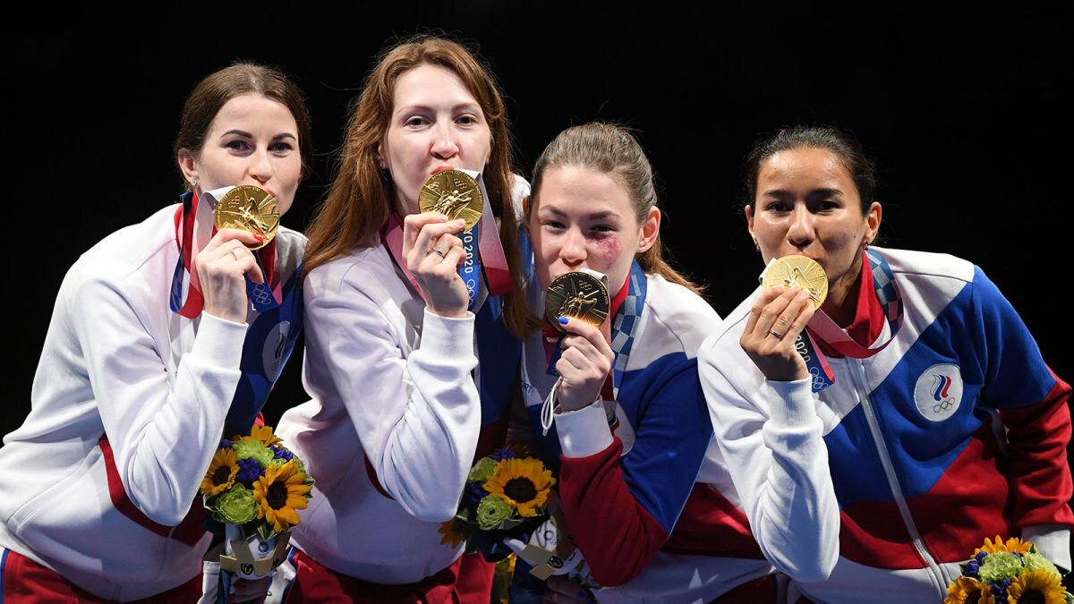 Наши олимпийские чемпионки в фехтовании на рапире (слева направ) Инна Дериглазова, Лариса Коробейникова, Марта Мартьянова, Аделина Загидулина.