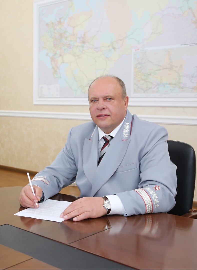 Анатолий Лесун в рабочем кабинете