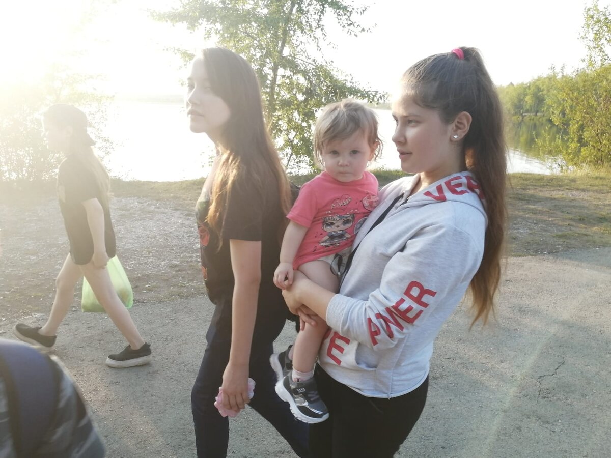 Когда тебя несет старшая сестра 😃