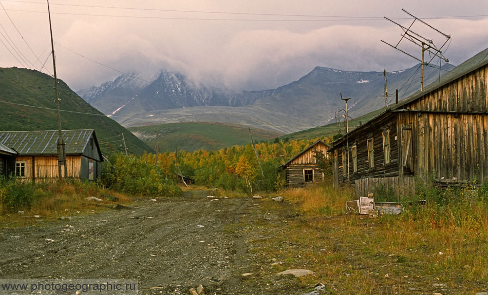 Посёлок Неройка осенью. Гора как всегда спряталась в облаках.