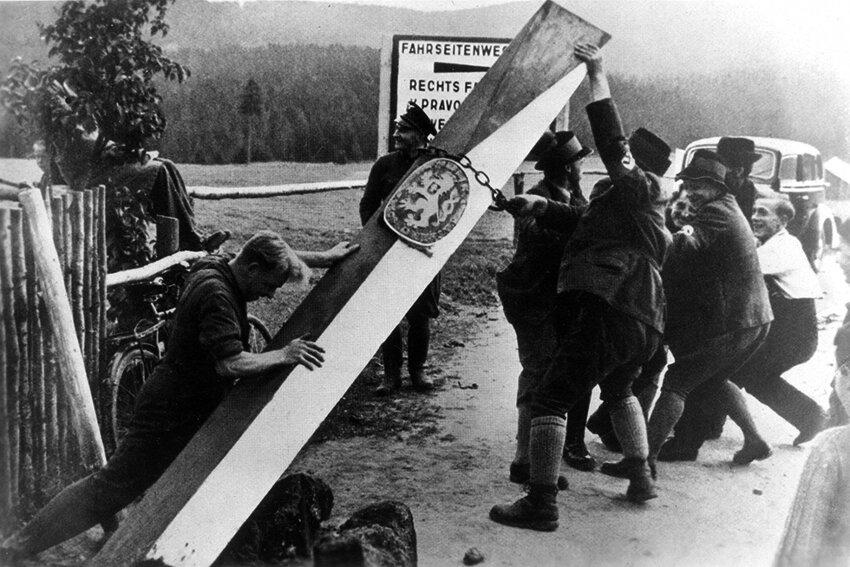 Судетские немцы сносят пограничные столбы на чехословацко-немецкой границе