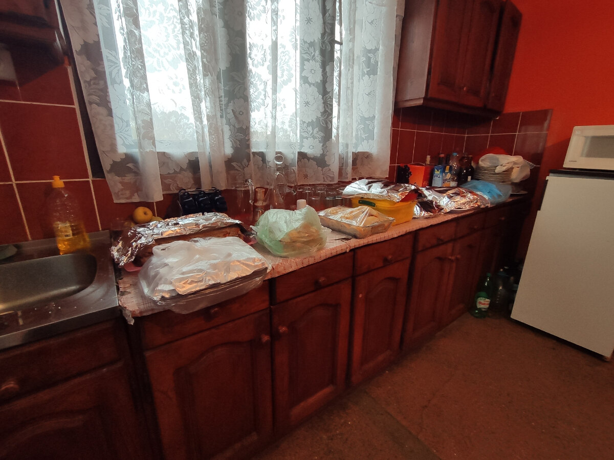 Люди приносят угощение на приходскую кухню.