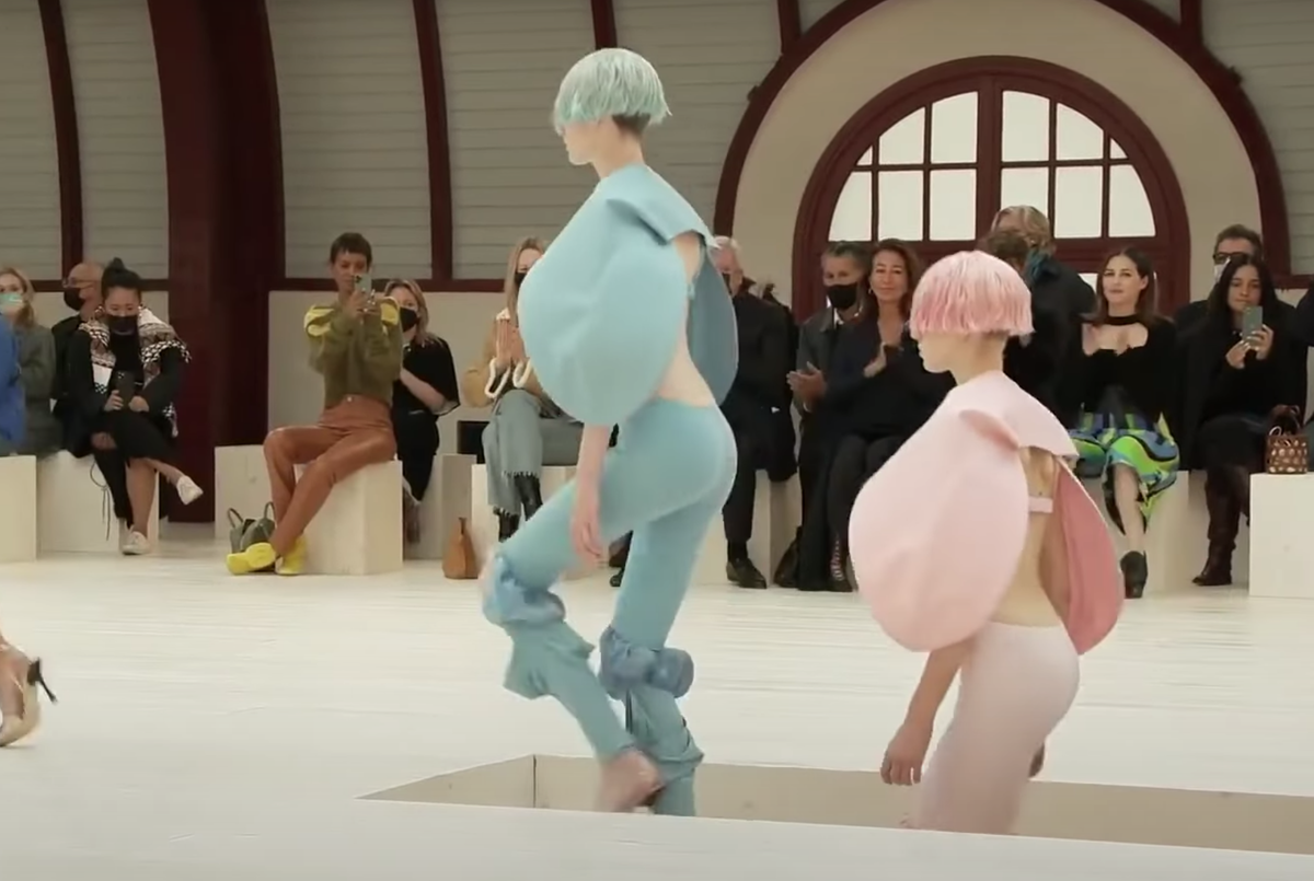 момент модного показа Loewe весна-лето 2022