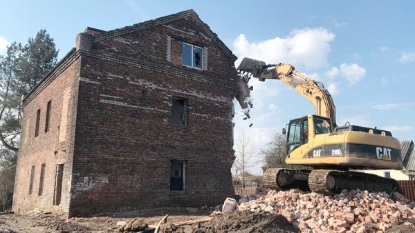 Демонтаж старого кирпичного дома