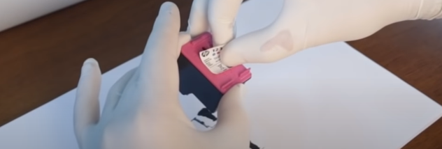 После заправки возвращаем этикетку на место 