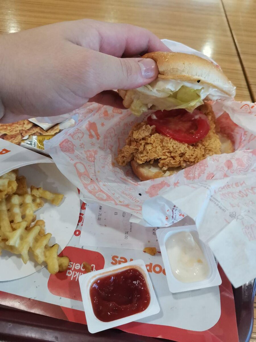 Заказ Popeyes, сделанный в старом аэропорту города Стамбул.