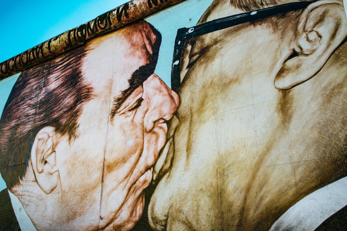 Выжить среди смертной любви. Поцелуй Брежнева и Хонеккера на Берлинской стене. Гельмут коль картины. Истории зпленки и пиупутина.