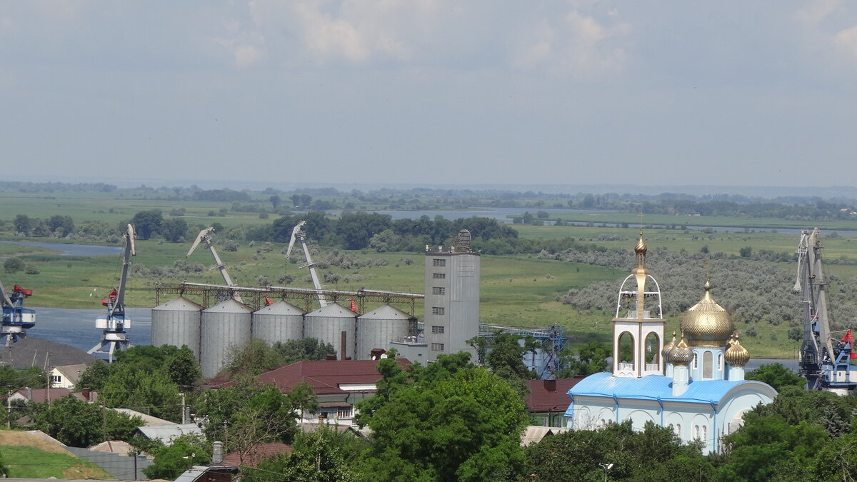 Вид на порт Азова и раскольнический Храм Азовской Иконы Божией Матери